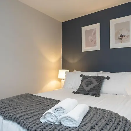 2 Bdr & 1 Bdr Apartments At Queens Uni By Belfast City Breaks Room photo