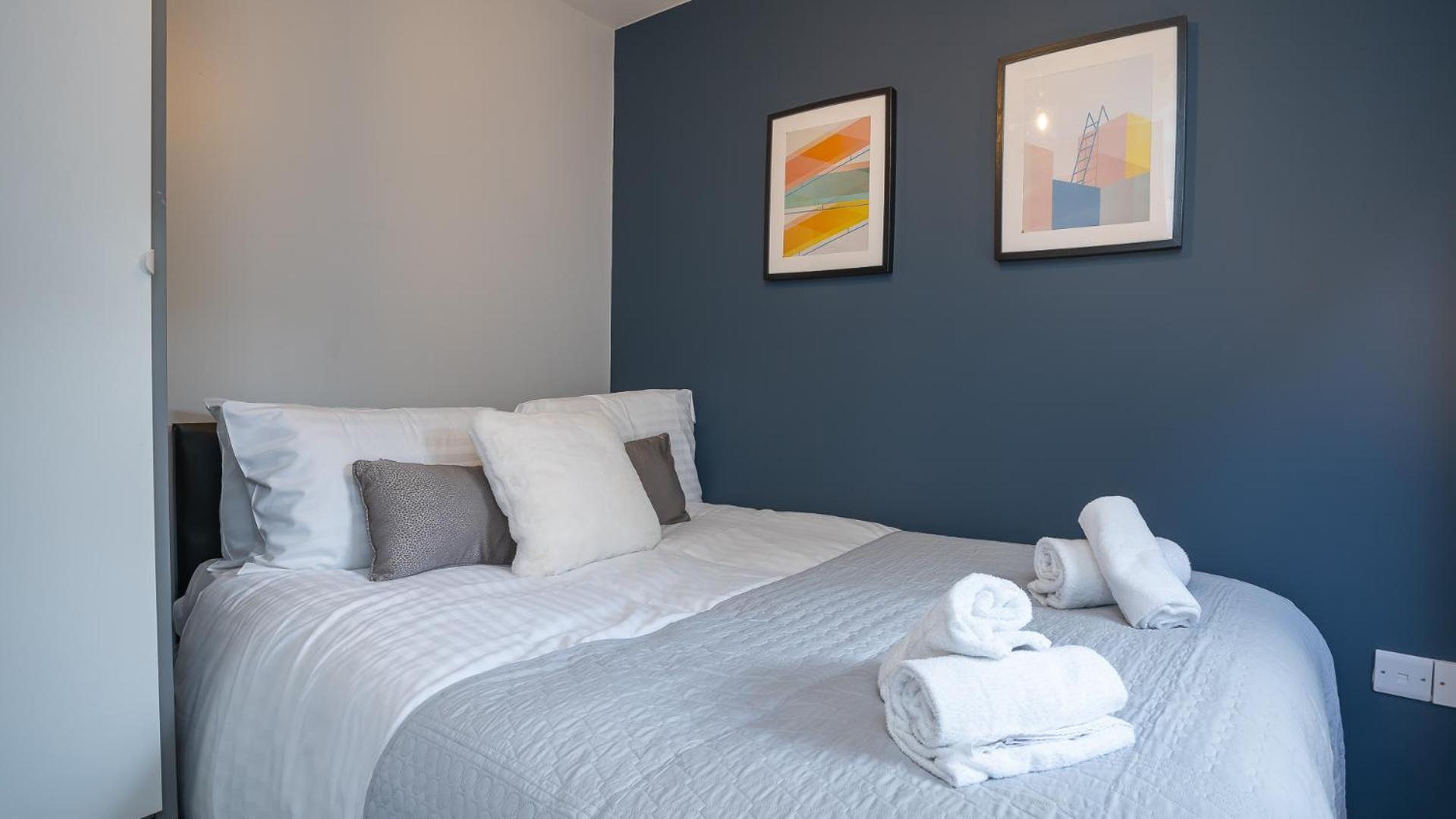 Apartment 2 Bdr & 1 Bdr At Queens Uni By Breaks