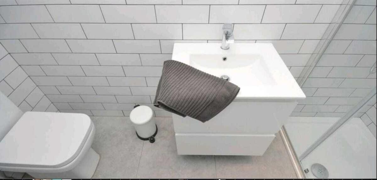 2 Bdr & 1 Bdr At Queens Uni By Breaks Apartment *