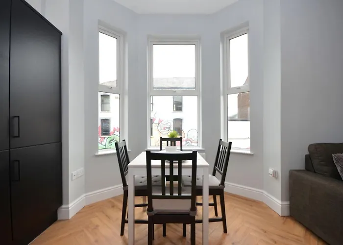 2 Bdr & 1 Bdr Apartments At Queens Uni By Belfast City Breaks