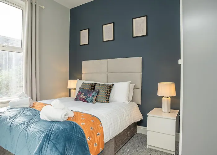 2 Bdr & 1 Bdr Apartments At Queens Uni By Belfast City Breaks