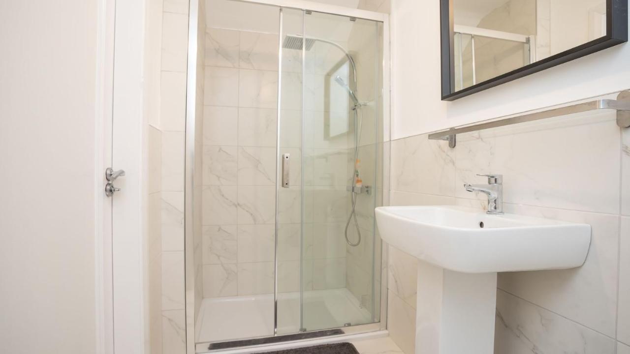 Apartment 2 Bdr & 1 Bdr At Queens Uni By Breaks