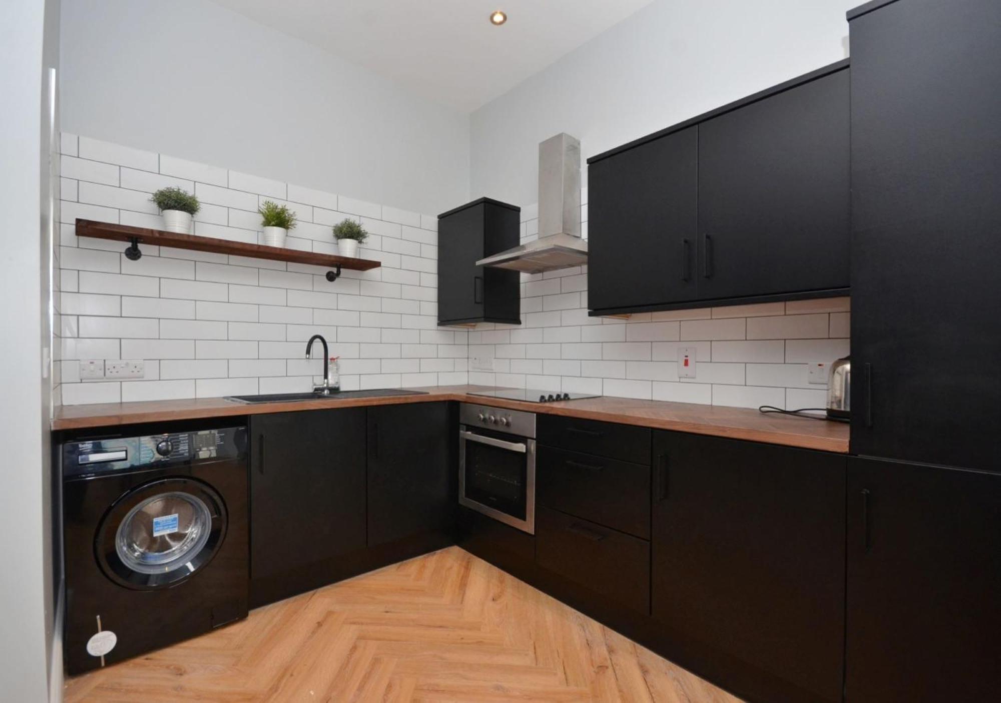 2 Bdr & 1 Bdr At Queens Uni By Breaks Apartment Belfast