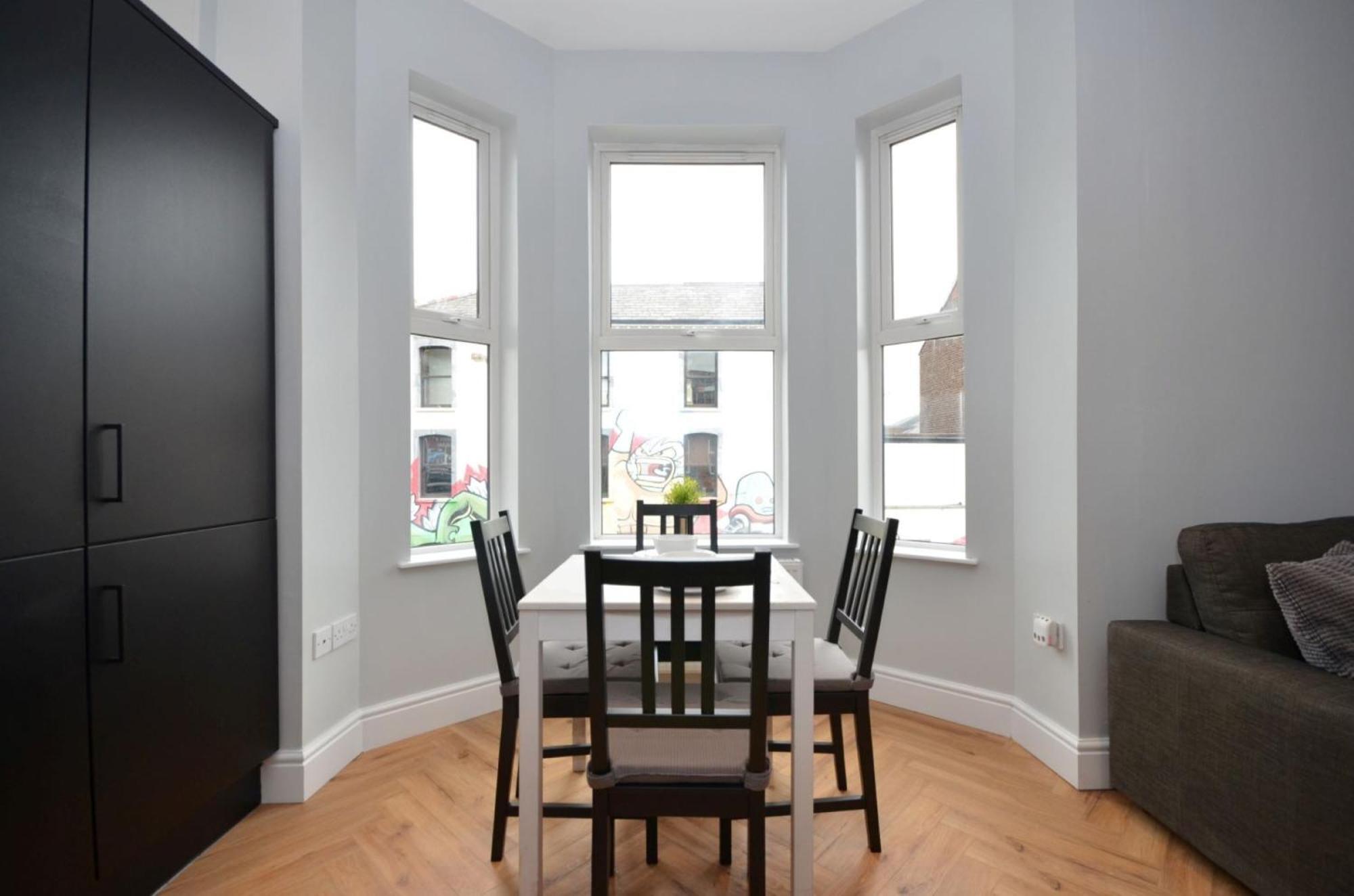 Apartment 2 Bdr & 1 Bdr At Queens Uni By Breaks *