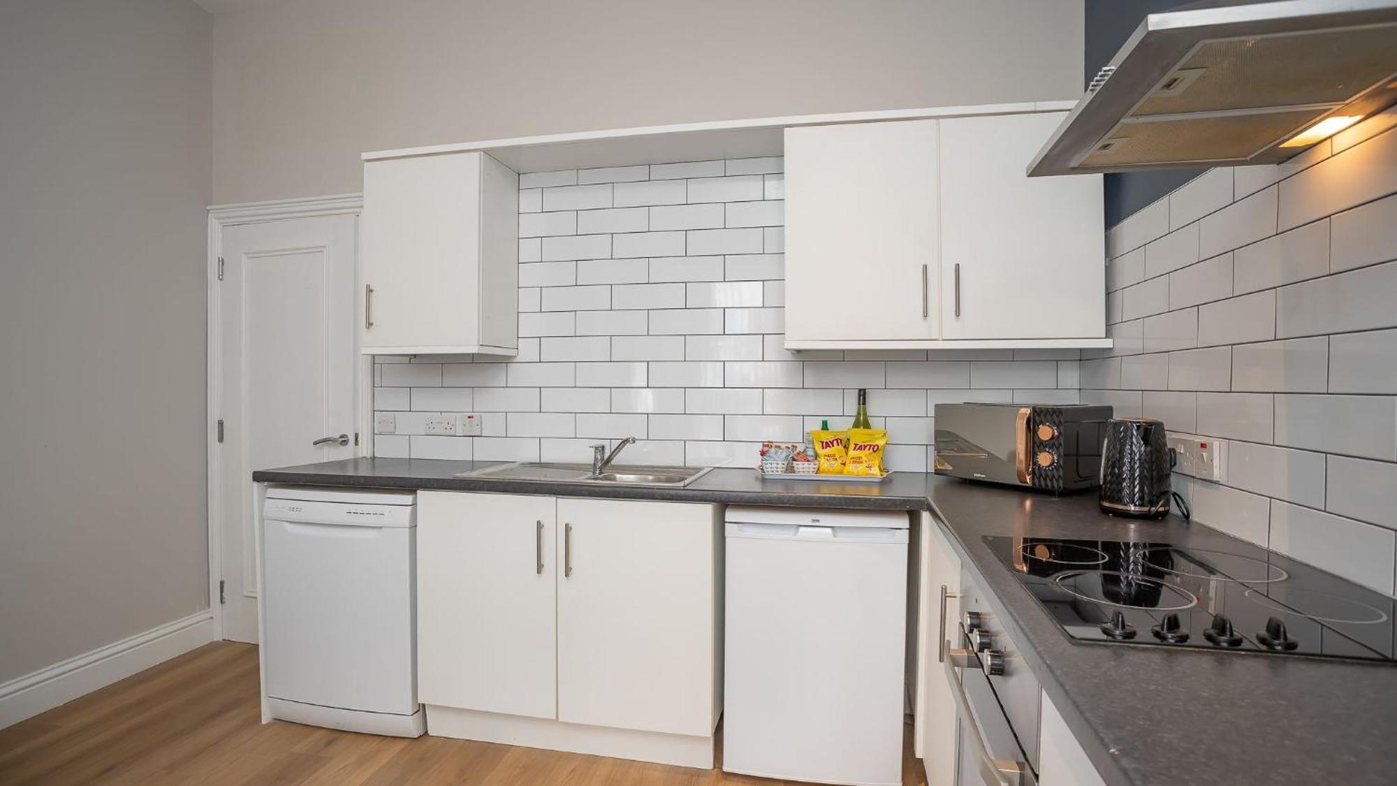 2 Bdr & 1 Bdr At Queens Uni By Breaks Apartment Belfast