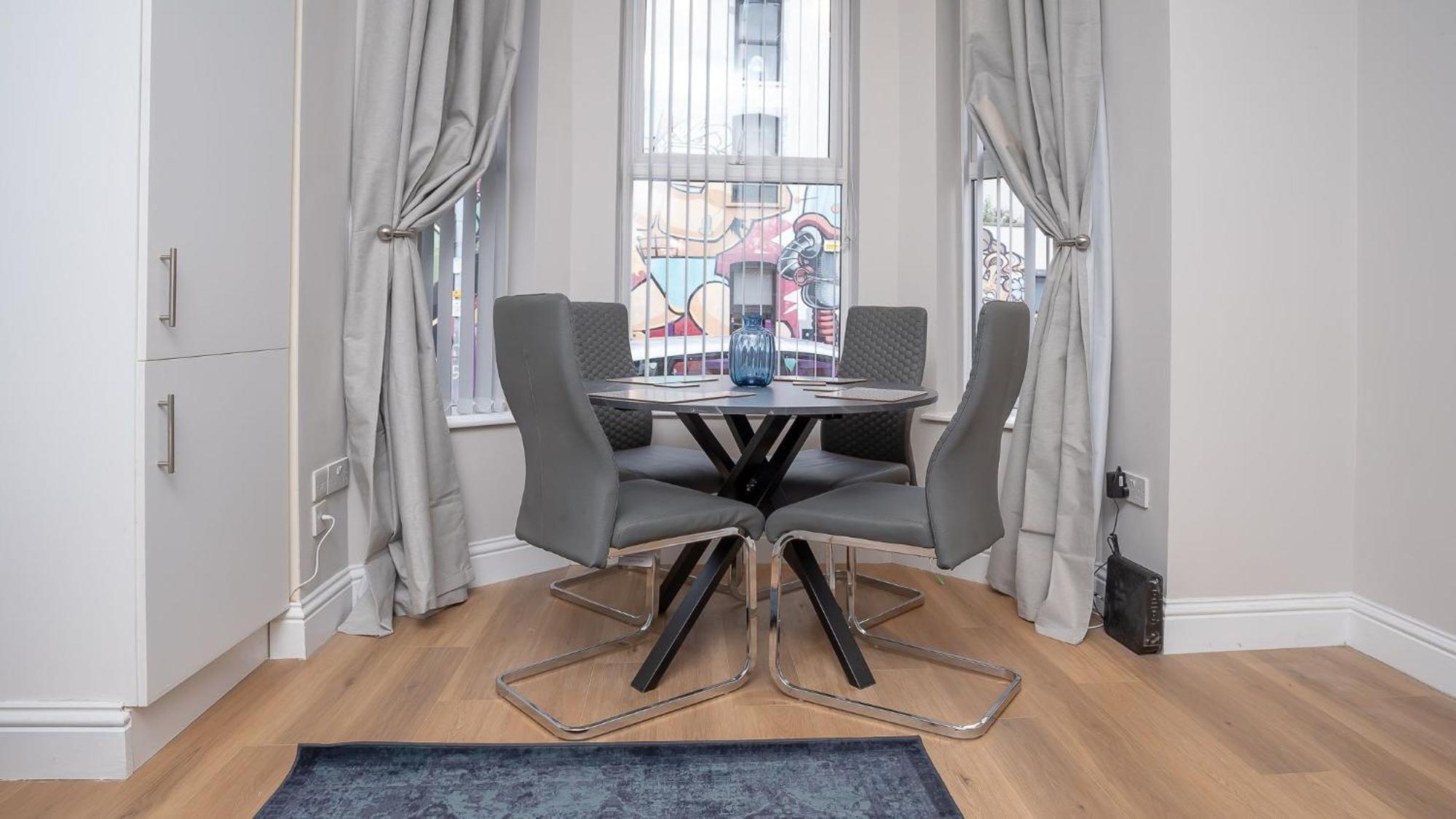 Apartment 2 Bdr & 1 Bdr At Queens Uni By Breaks