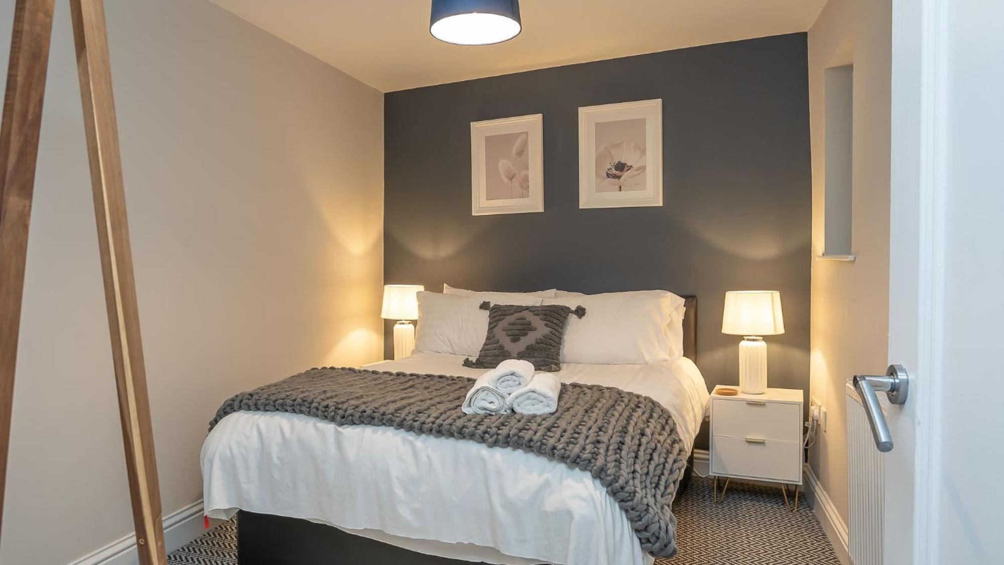 Apartment 2 Bdr & 1 Bdr At Queens Uni By Breaks *