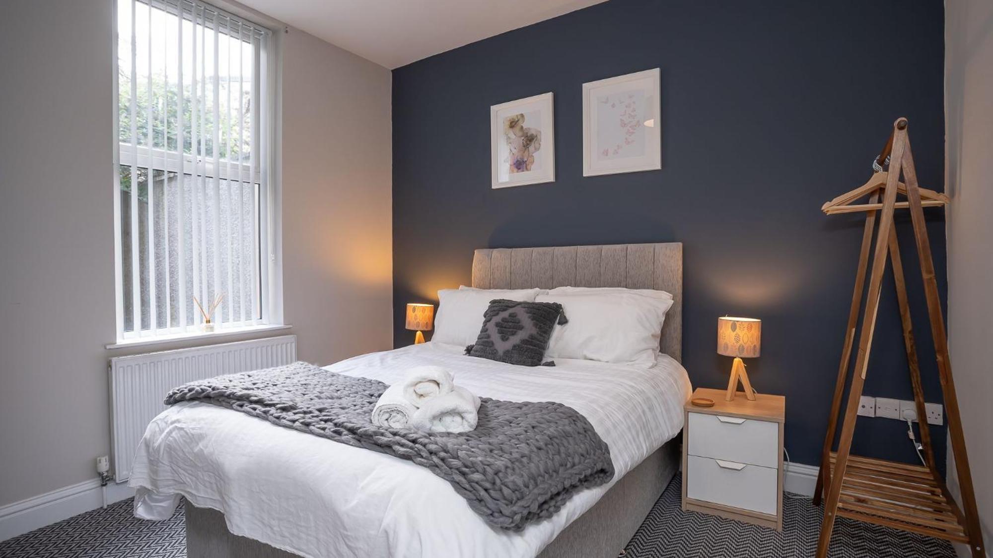 2 Bdr & 1 Bdr At Queens Uni By Breaks Apartment