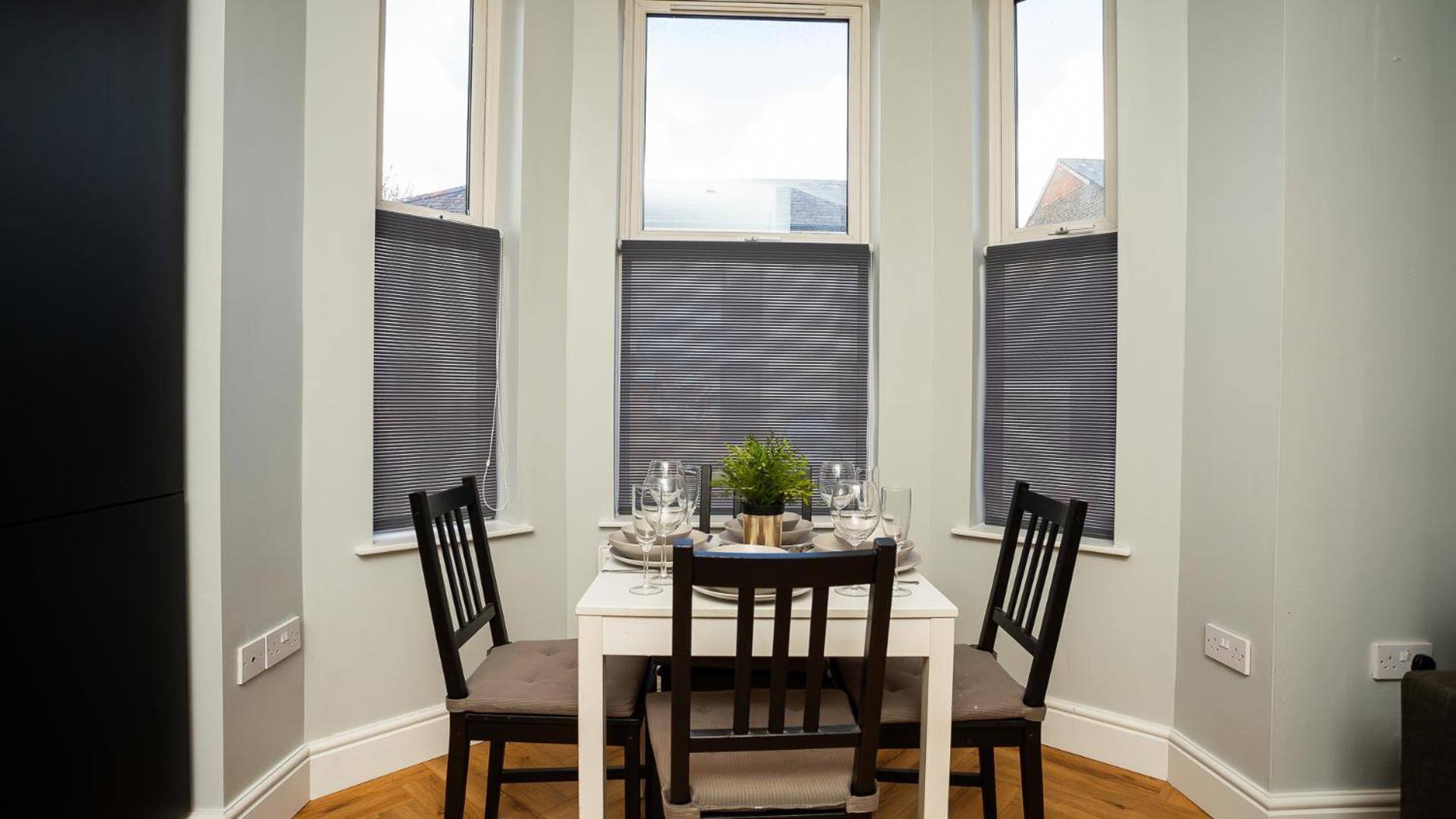 2 Bdr & 1 Bdr At Queens Uni By Breaks Apartment *