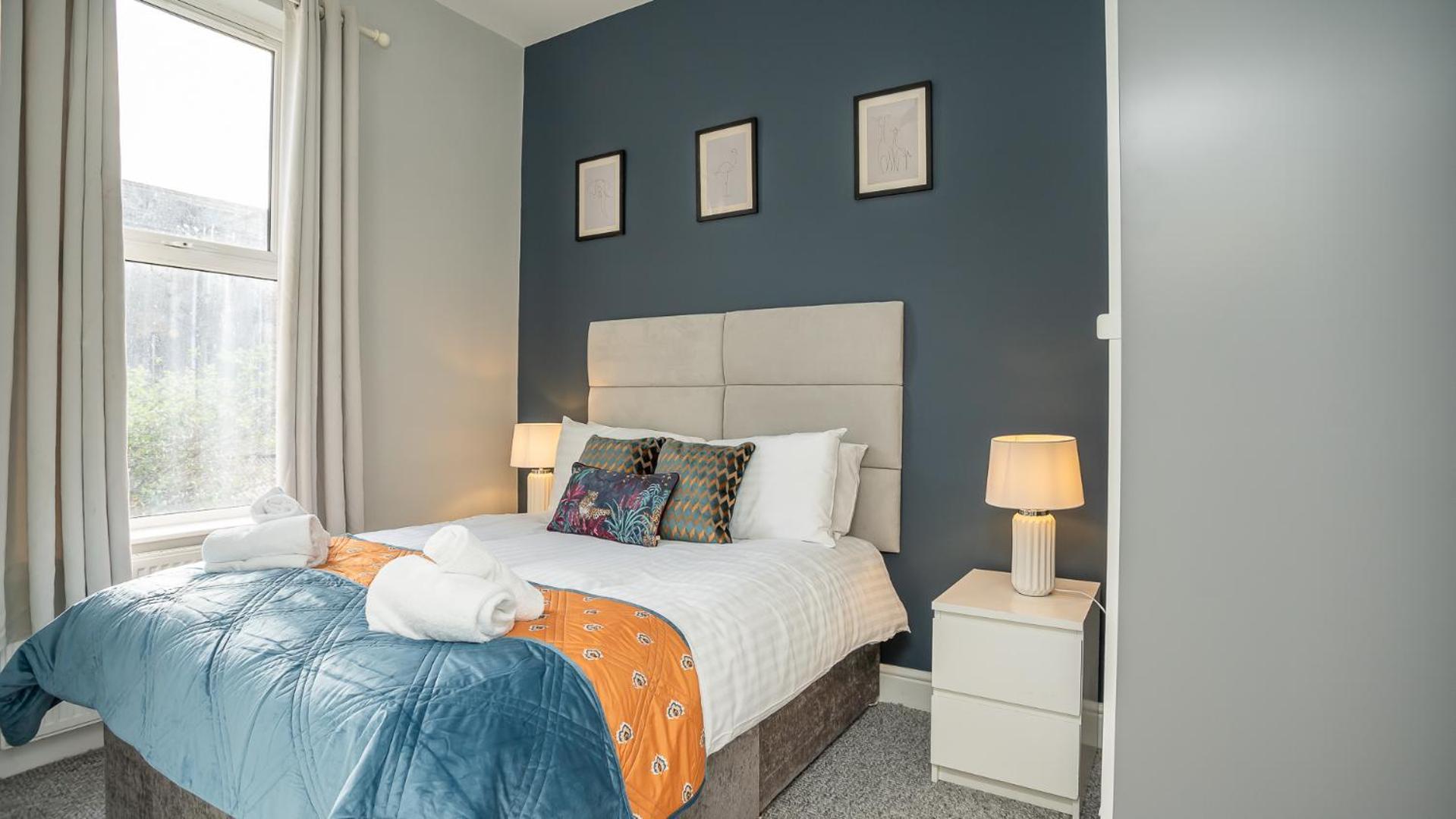 2 Bdr & 1 Bdr At Queens Uni By Breaks Apartment Belfast