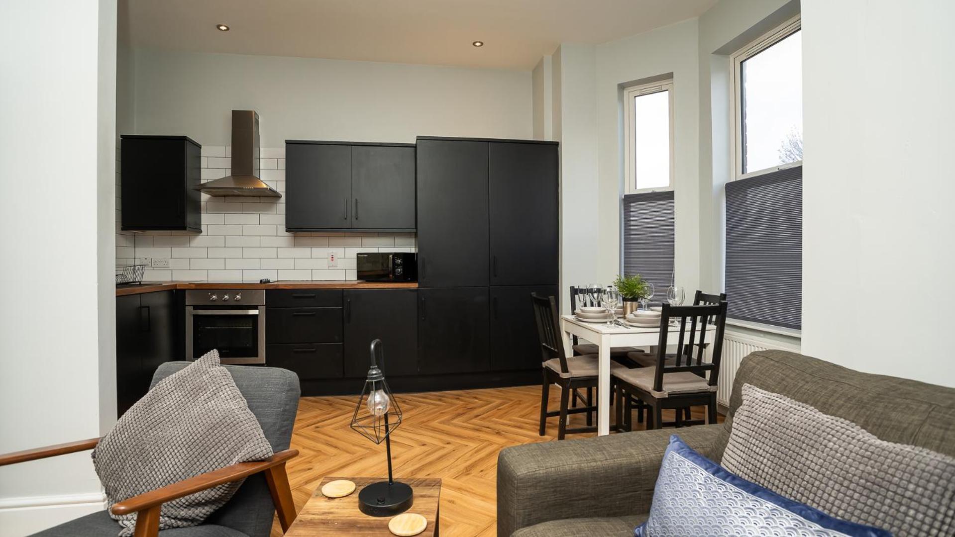 2 Bdr & 1 Bdr At Queens Uni By Breaks Apartment Belfast