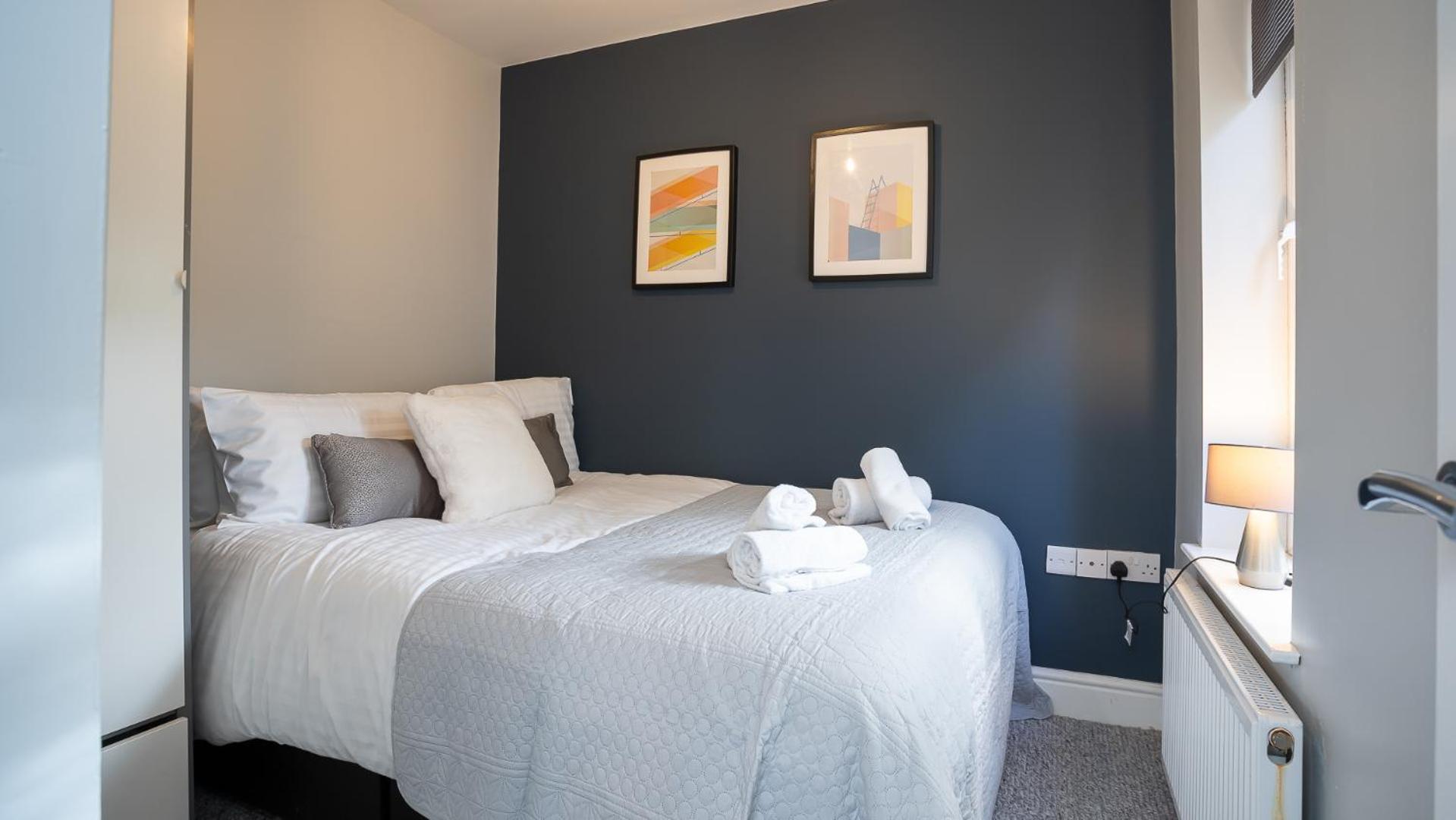 Apartment 2 Bdr & 1 Bdr At Queens Uni By Breaks *