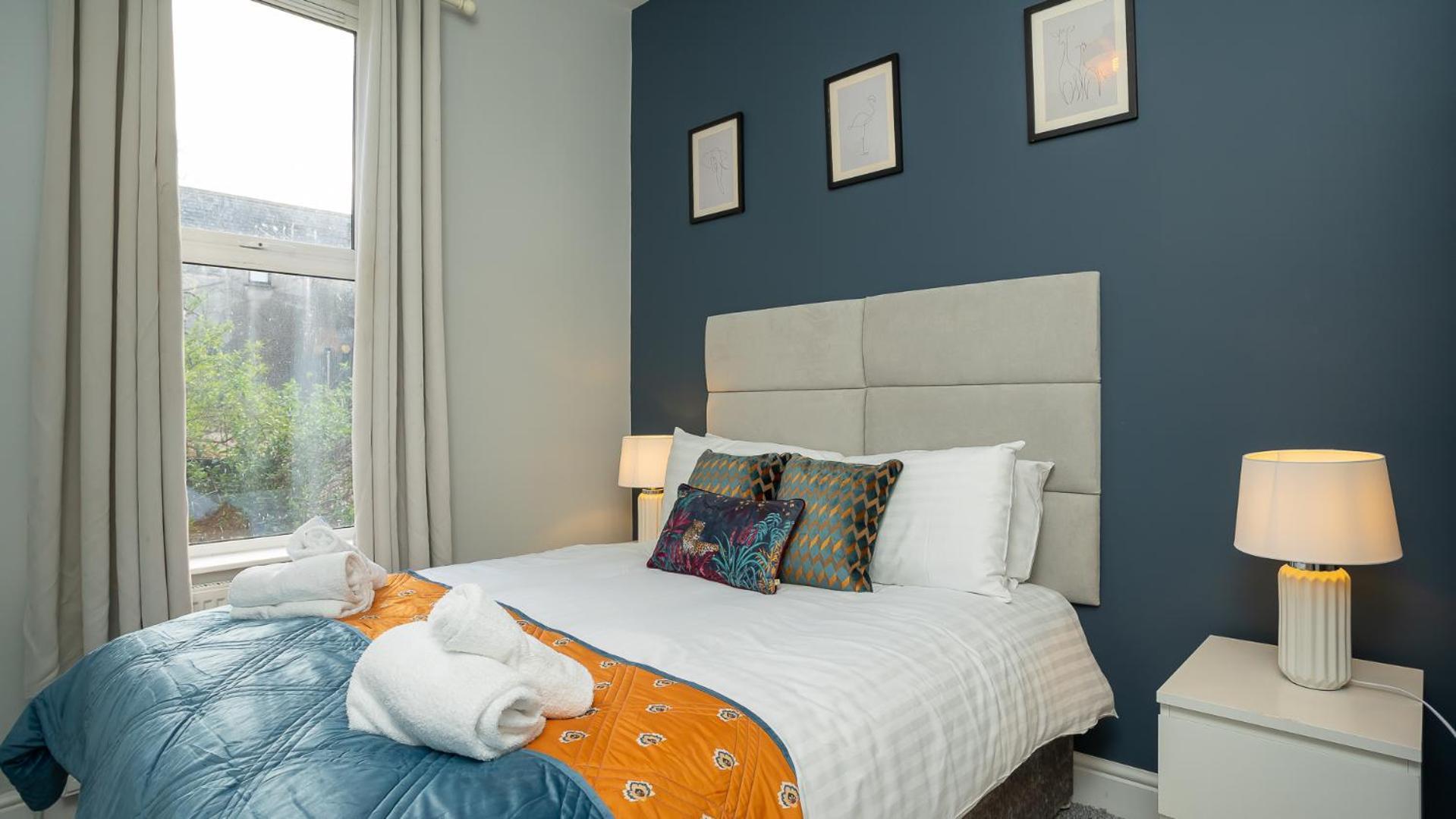 2 Bdr & 1 Bdr At Queens Uni By Breaks Apartment *