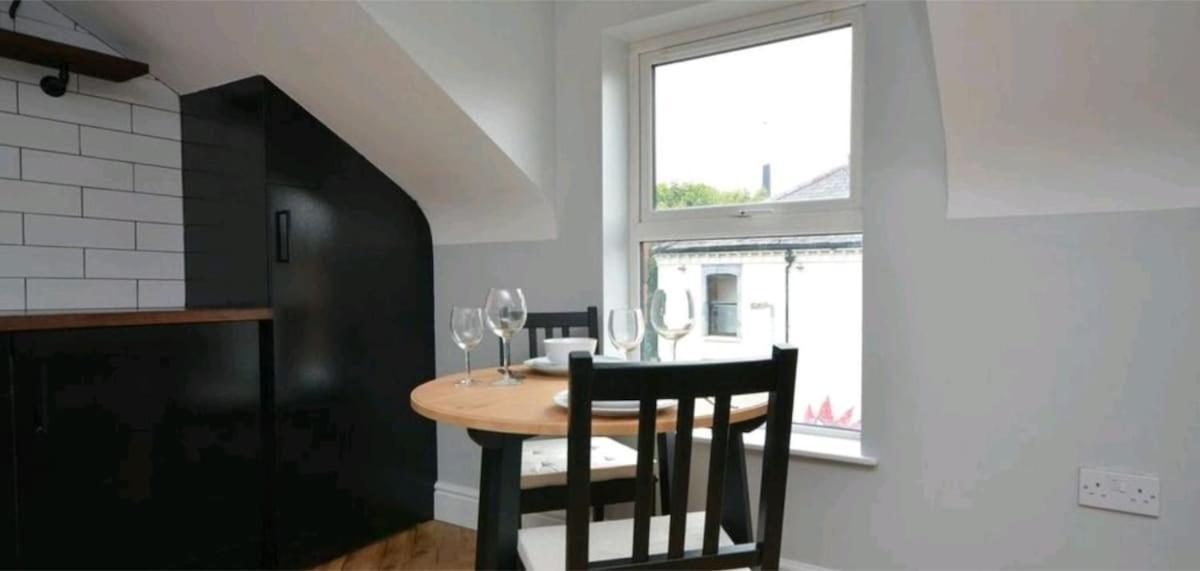 2 Bdr & 1 Bdr At Queens Uni By Breaks Apartment
