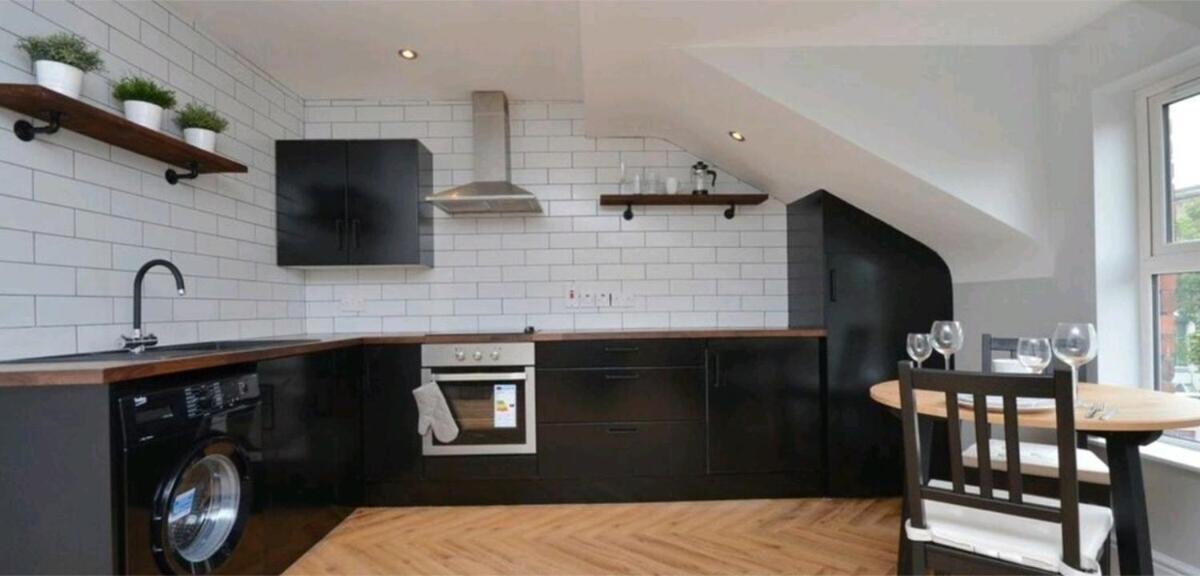 Apartment 2 Bdr & 1 Bdr At Queens Uni By Breaks *