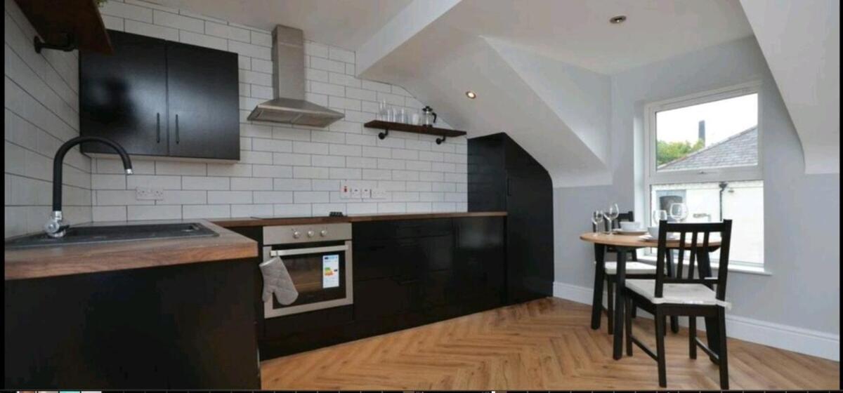Apartment 2 Bdr & 1 Bdr At Queens Uni By Breaks *