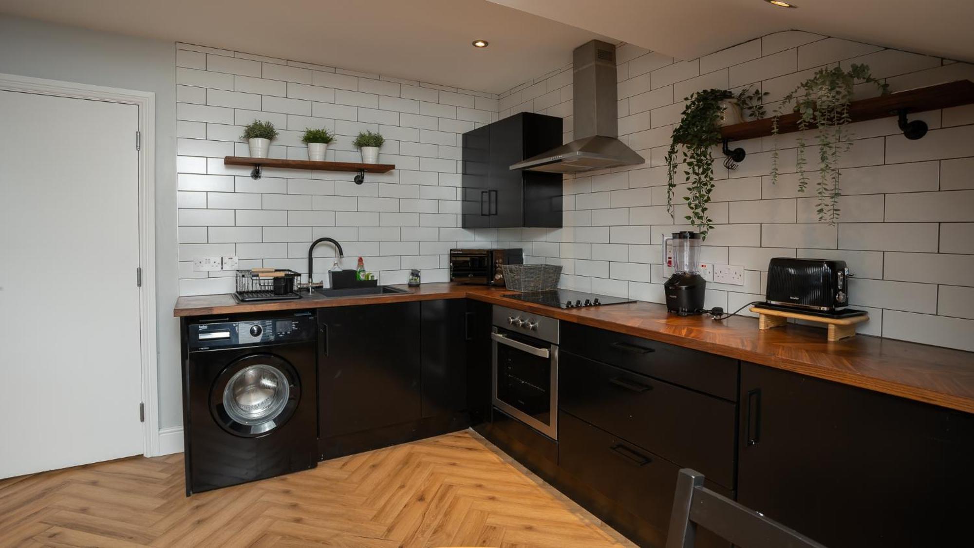 Apartment 2 Bdr & 1 Bdr At Queens Uni By Breaks