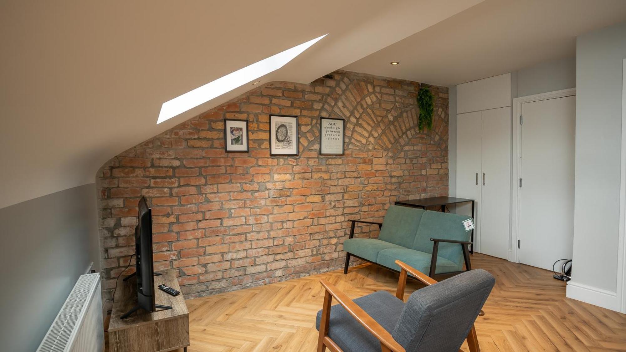 2 Bdr & 1 Bdr At Queens Uni By Breaks Apartment *