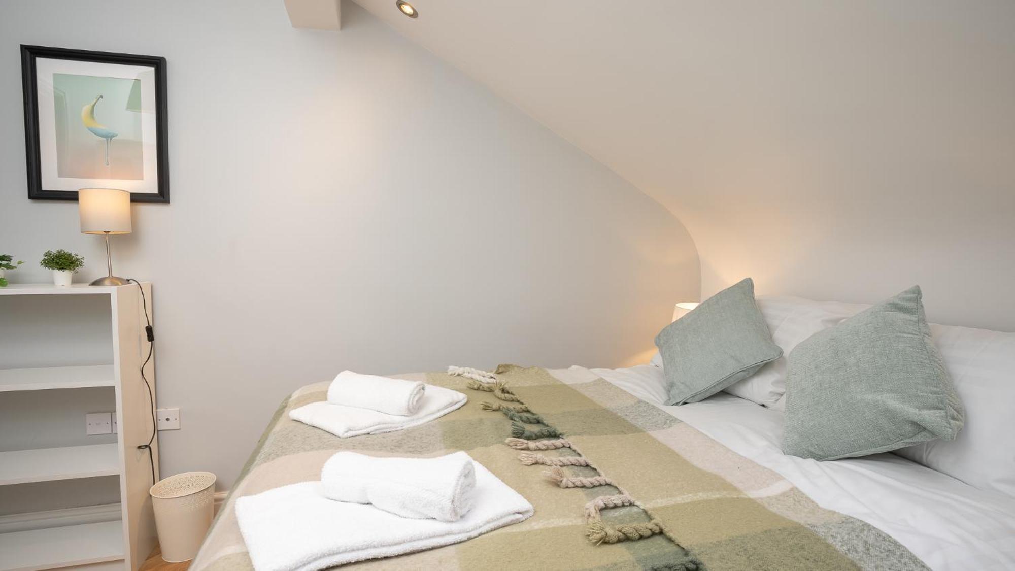 2 Bdr & 1 Bdr At Queens Uni By Breaks Apartment Belfast
