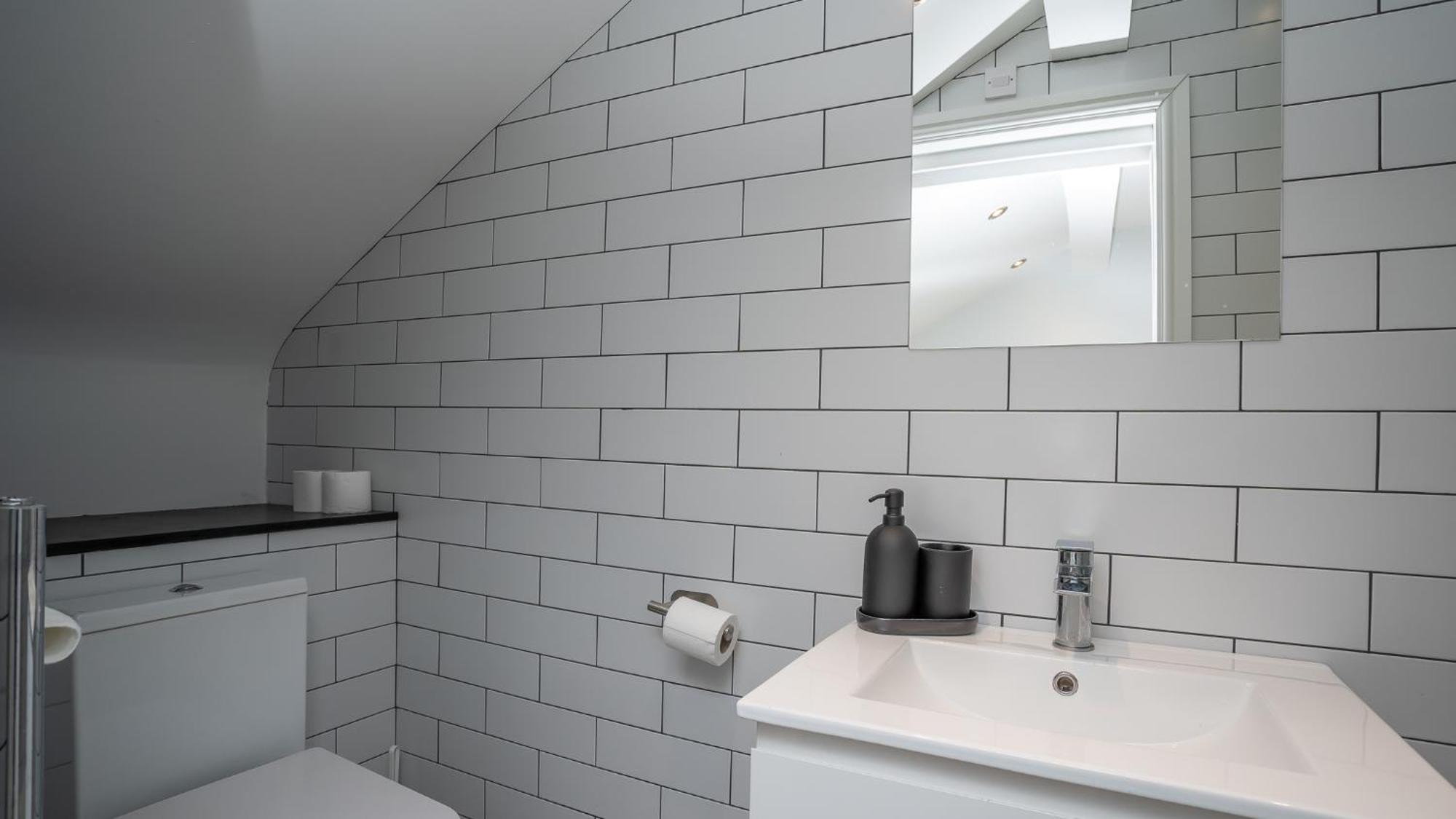 2 Bdr & 1 Bdr At Queens Uni By Breaks Apartment