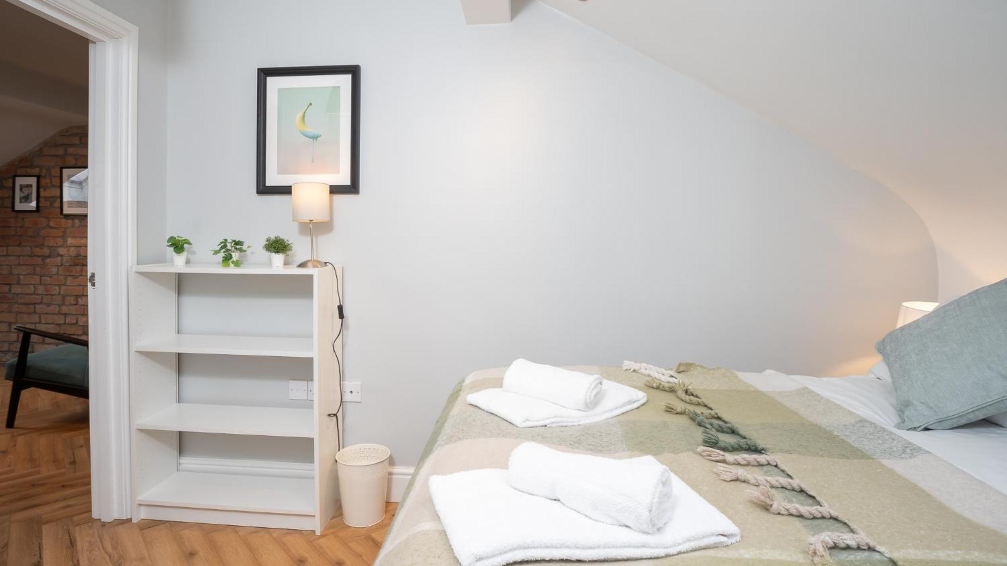 2 Bdr & 1 Bdr At Queens Uni By Breaks Apartment *