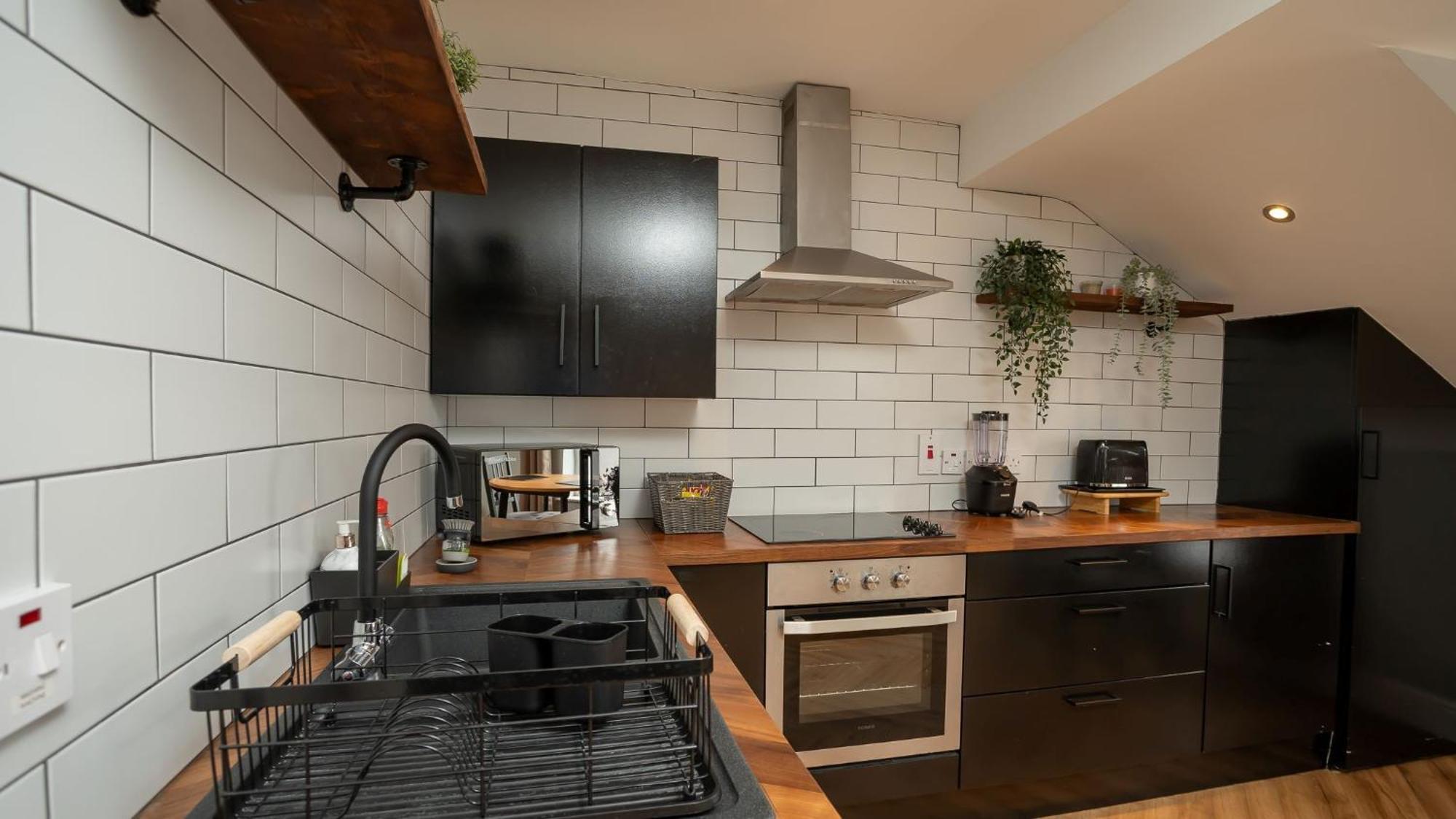 Apartment 2 Bdr & 1 Bdr At Queens Uni By Breaks *