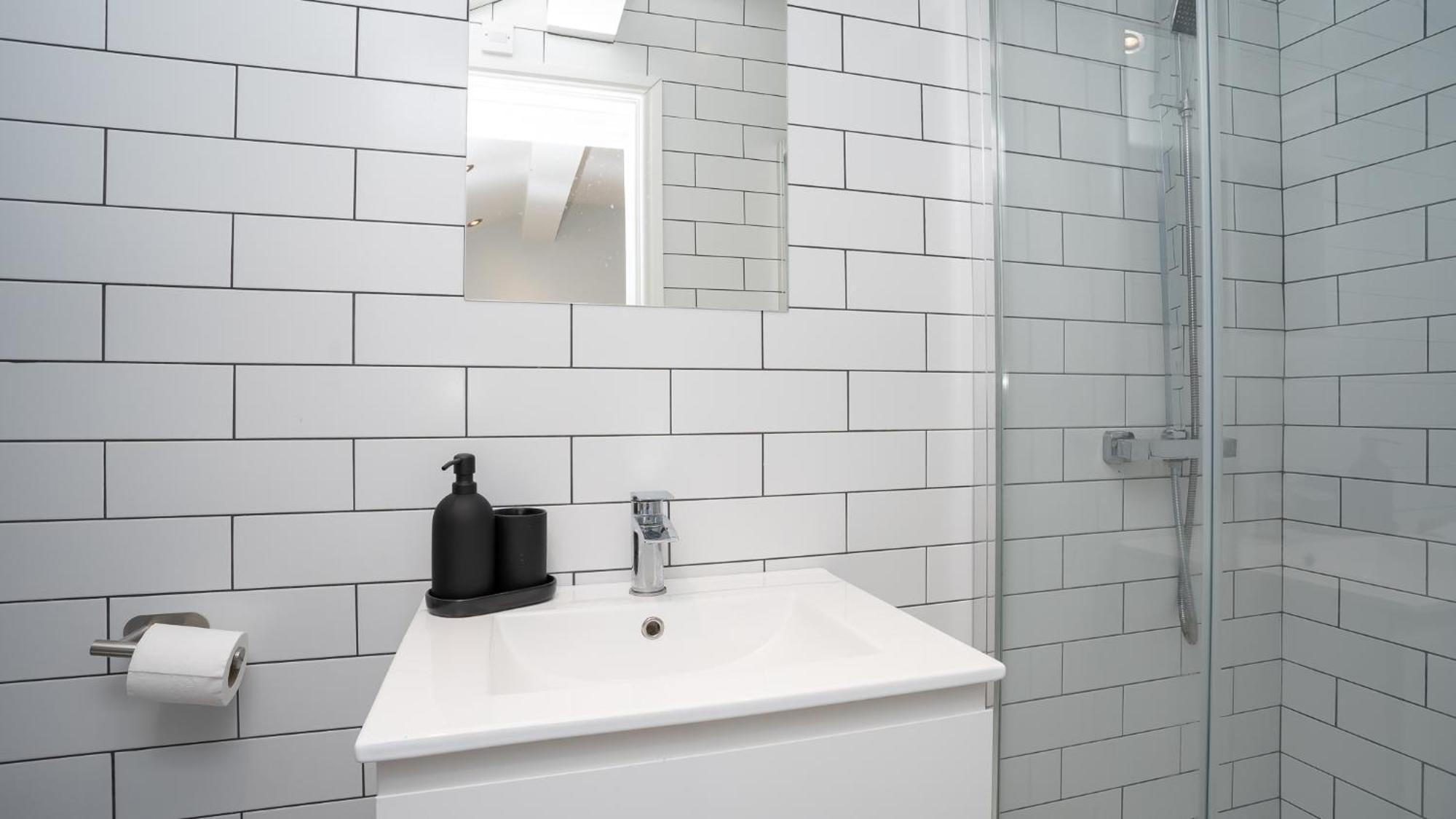 2 Bdr & 1 Bdr At Queens Uni By Breaks Apartment Belfast