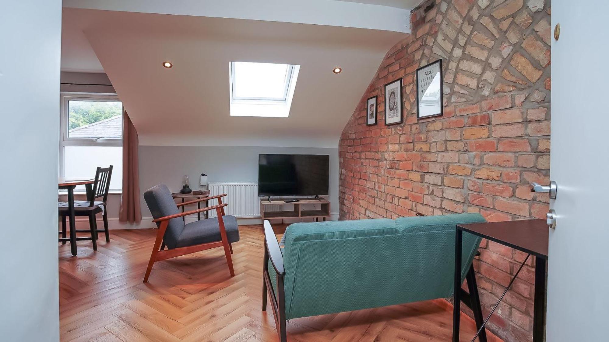 2 Bdr & 1 Bdr At Queens Uni By Breaks Apartment *