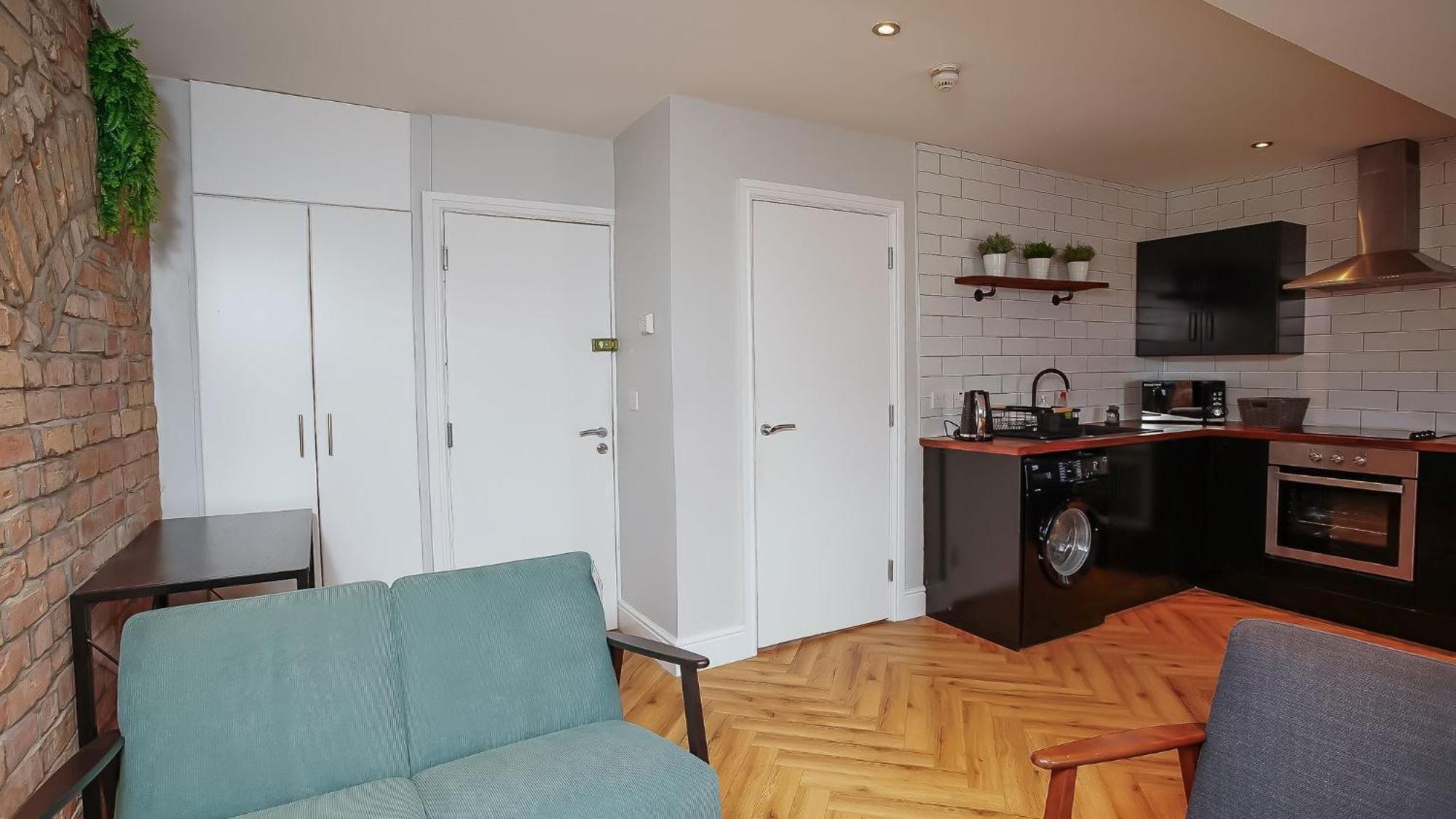 2 Bdr & 1 Bdr At Queens Uni By Breaks Apartment Belfast